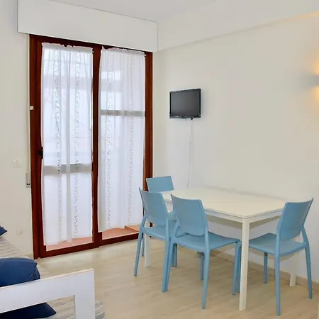 Beachfront Two-room Flat With Side Sea View Διαμέρισμα Μπιμπιόνε