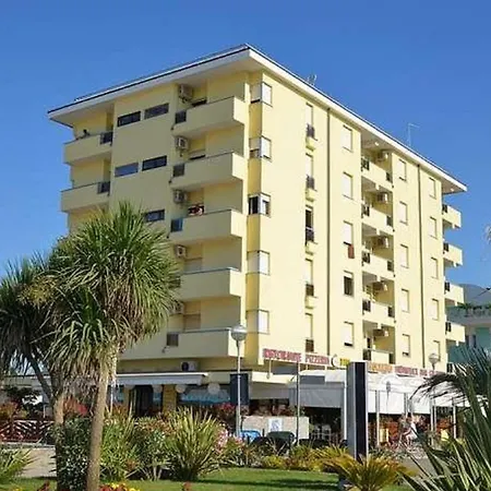 Beachfront Two-room Flat With Side Sea View * Μπιμπιόνε