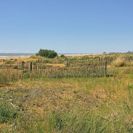 Beachfront Two-room Flat With Side Sea View Μπιμπιόνε