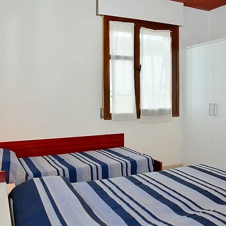 Beachfront Two-room Flat With Side Sea View شقة